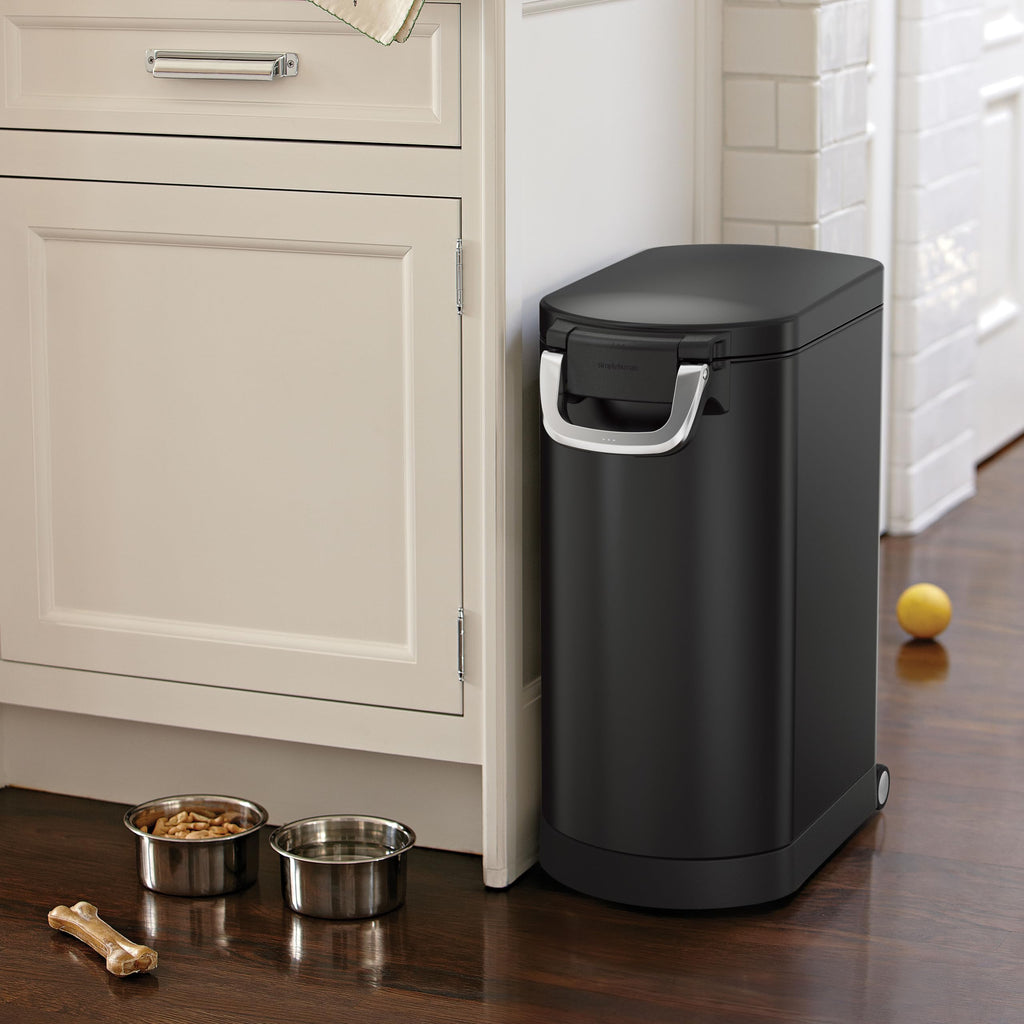 Large Airtight Pet Food Storage Container with Magnetic Scoop N526
