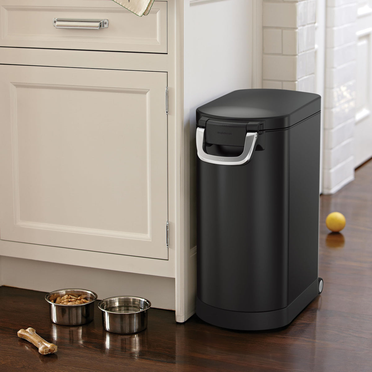 Large Airtight Pet Food Storage Container with Magnetic Scoop N526